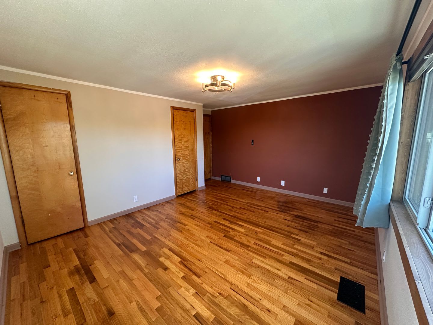 Beautiful 4 bedroom home with views of town – photo 4