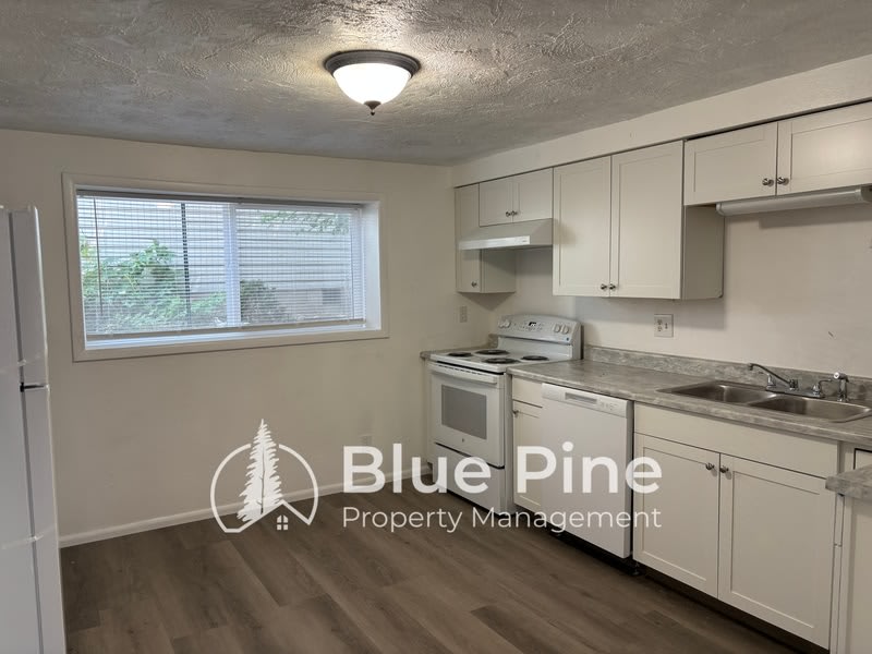 411 Gladstone Street – photo 2