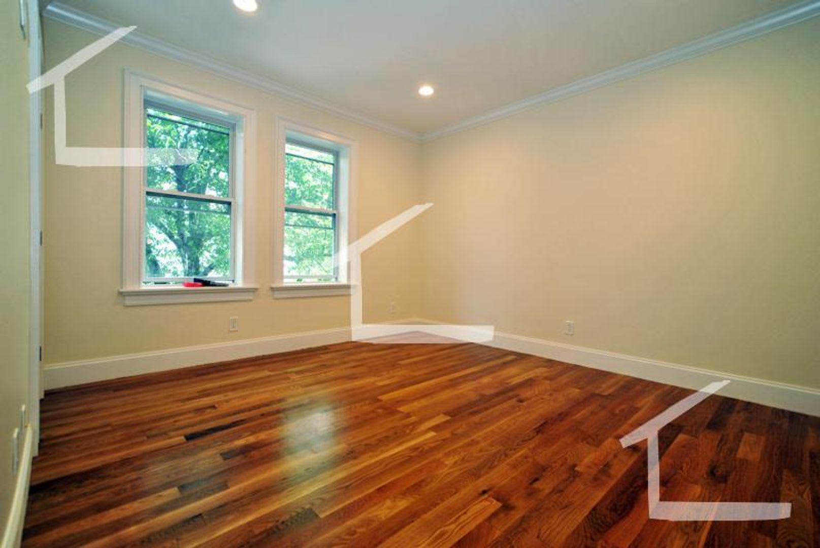 Charming 10 Bedroom- No Broker Fee-Rooftop Deck – photo 2