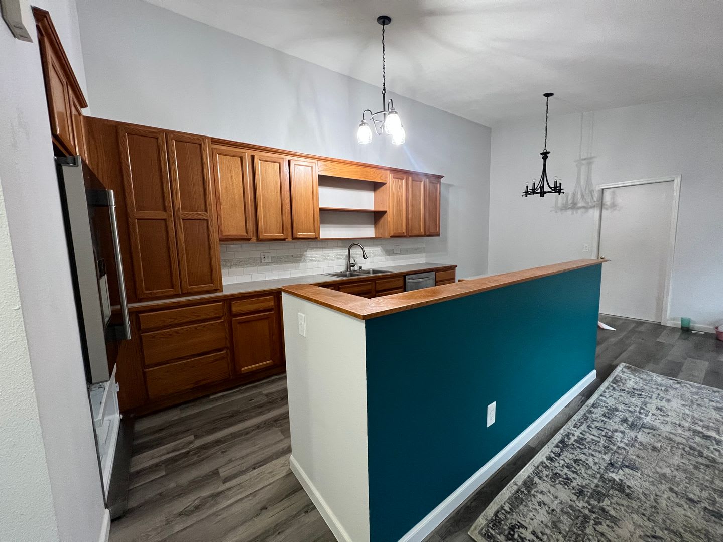 Updated Ranch Style Townhome With Open Concept Layout And Vaulted Ceilings – photo 2