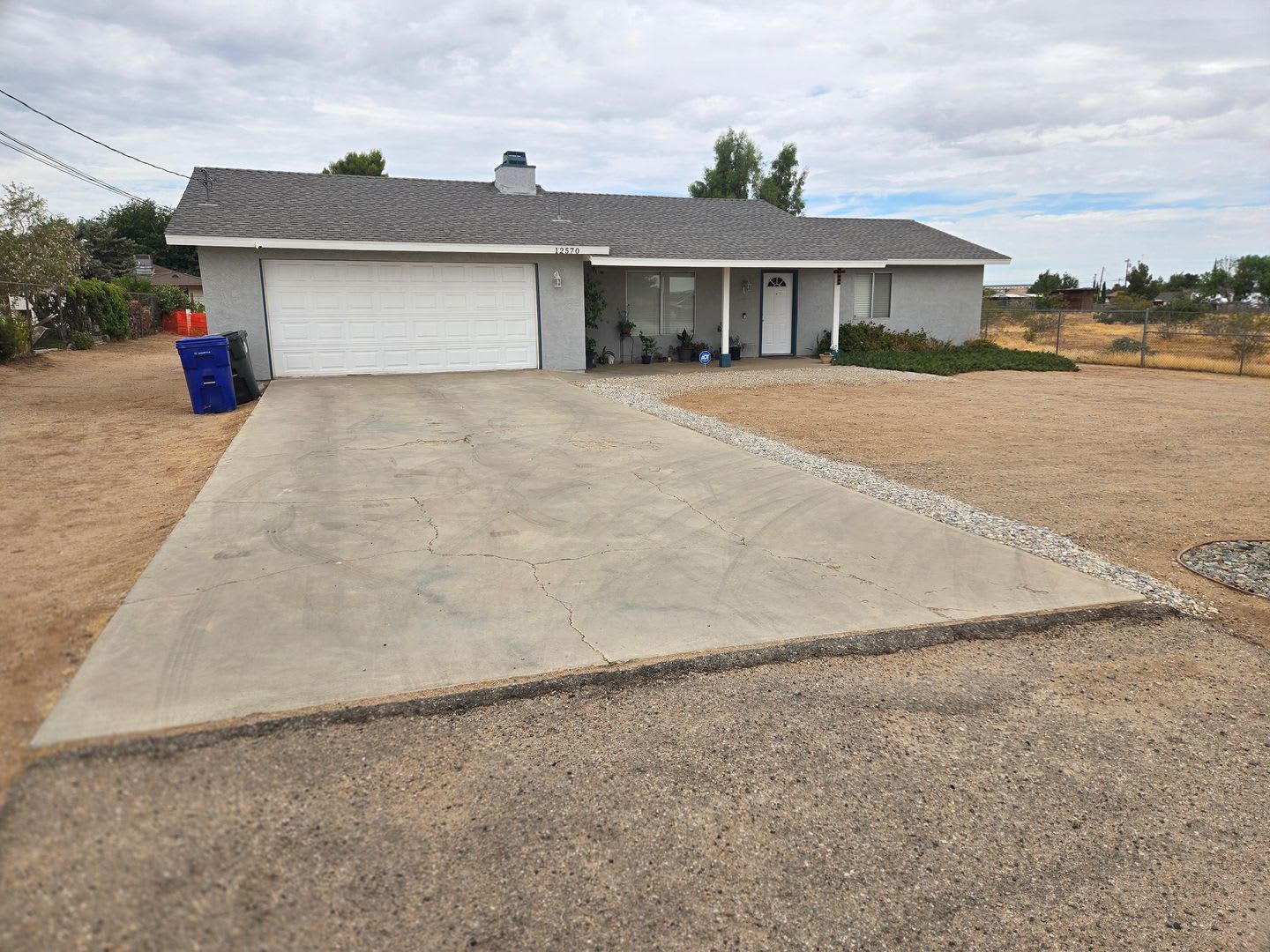 Great 3 Bedroom 2 Bathroom Home In Victorville! Call Today – photo 1