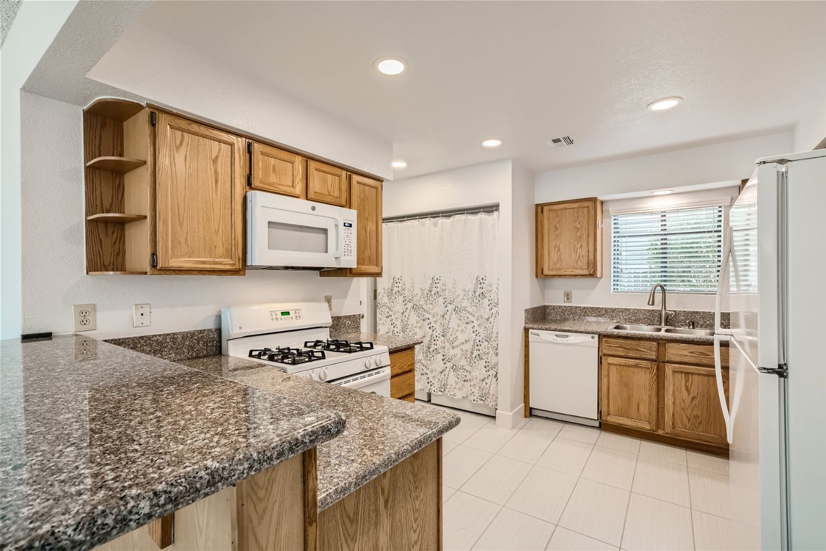 Beautiful 4 Bedroom Home in Guard-Gated Los Prados! – photo 4