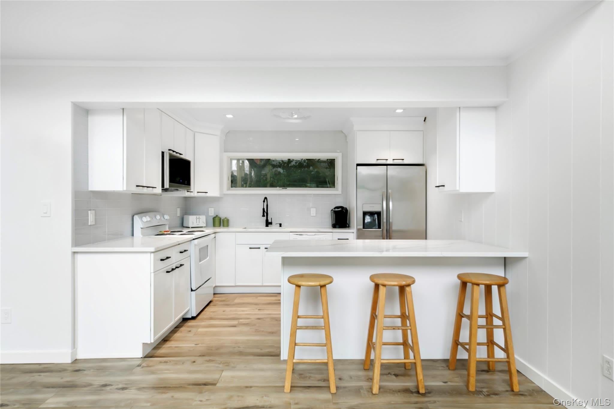 54 Thompson Avenue – photo 4