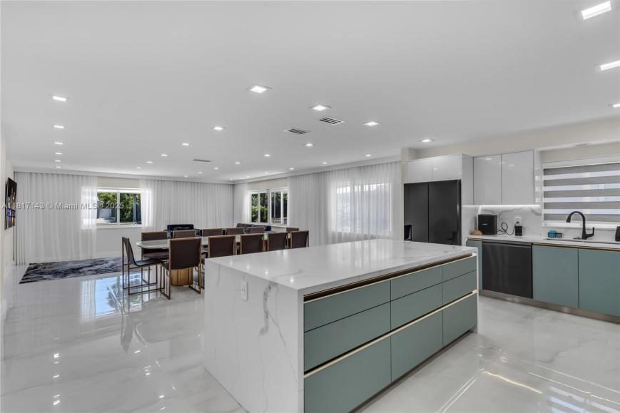 1045 Hollywood Blvd – photo 3
