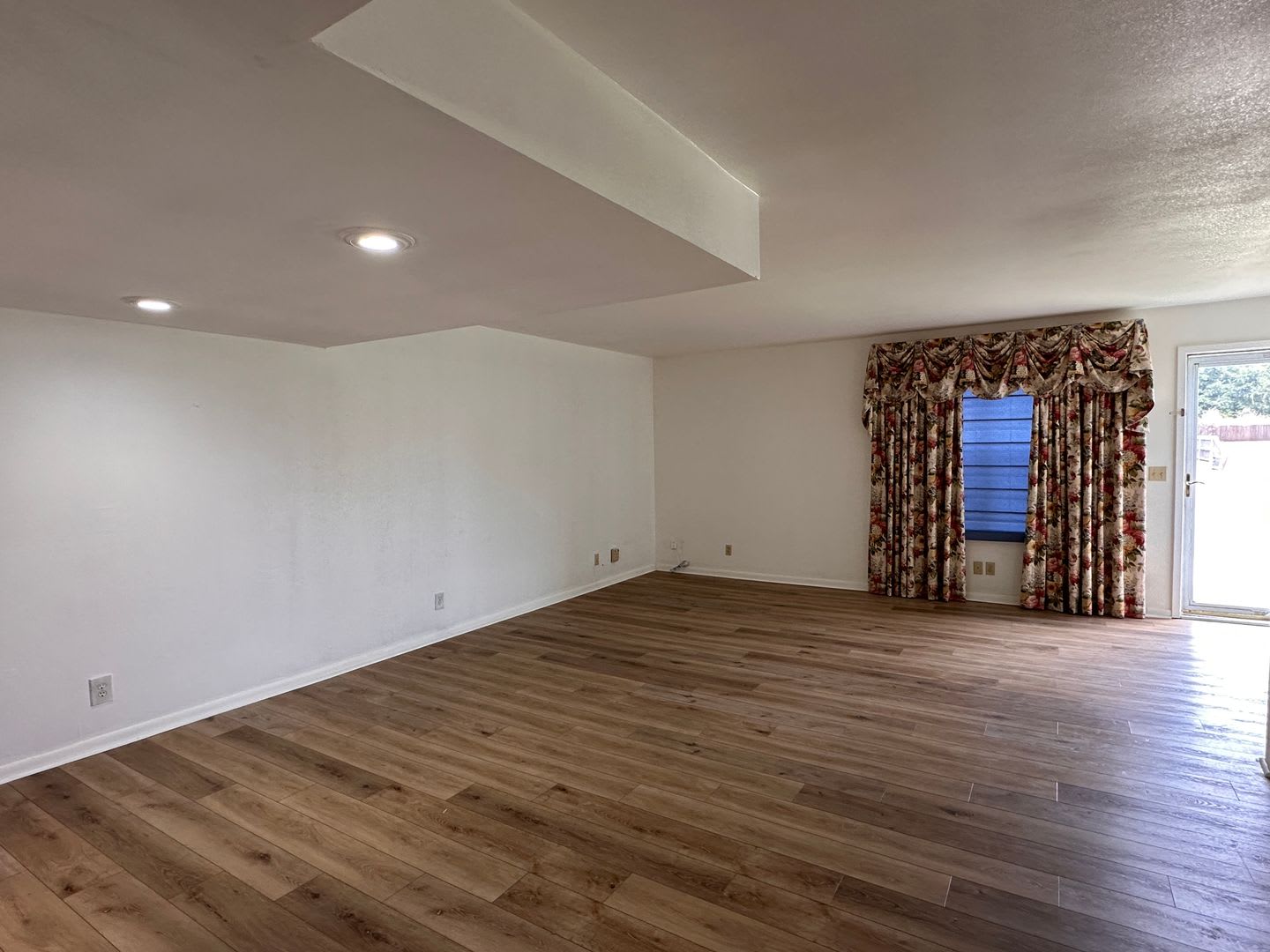 Updated 3 bed 2.5 bath townhome with private patio and 2 car garage – photo 5