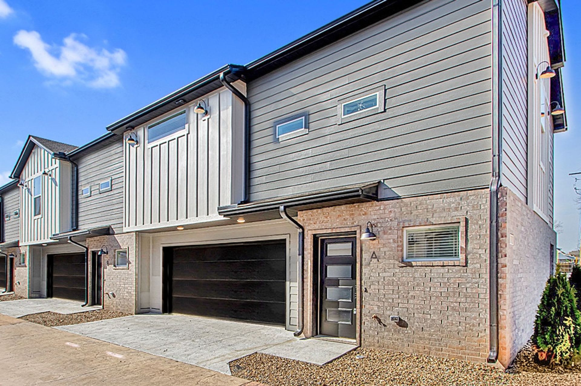 2 Bed 2 Bath 2 Car Garage Townhome In Rockwater Village – photo 4