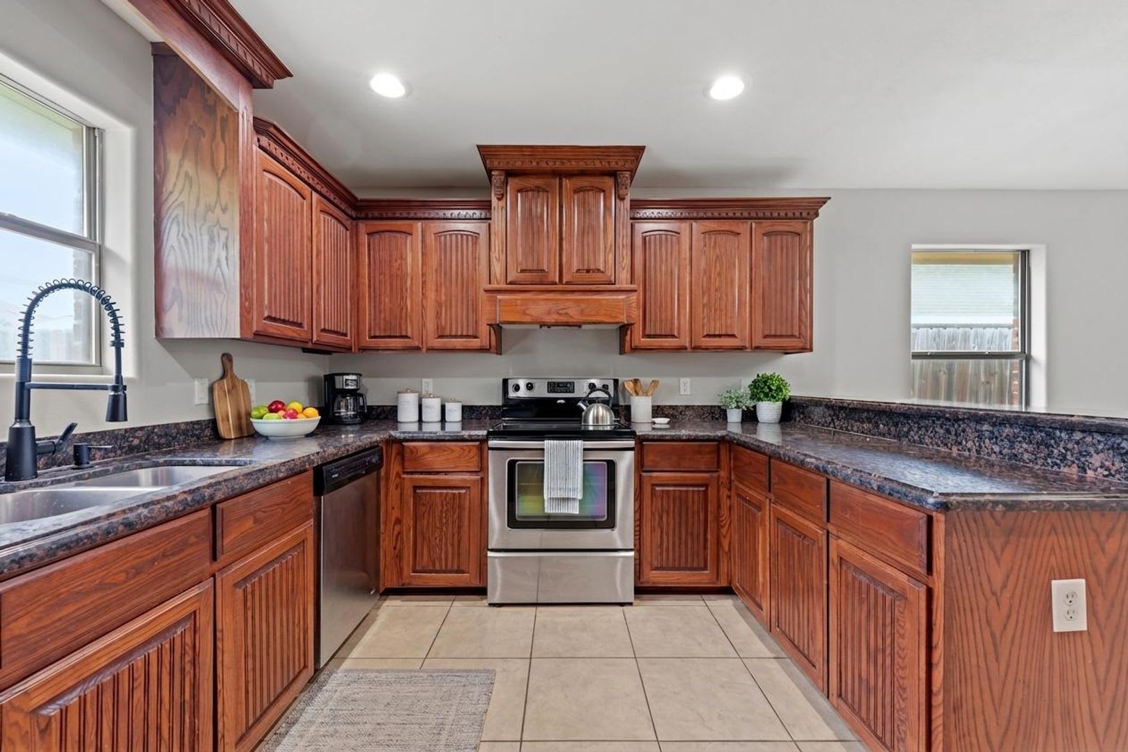 Spacious 4-Bedroom Home in Gated Community Near UTRGV & DHR Health – photo 4