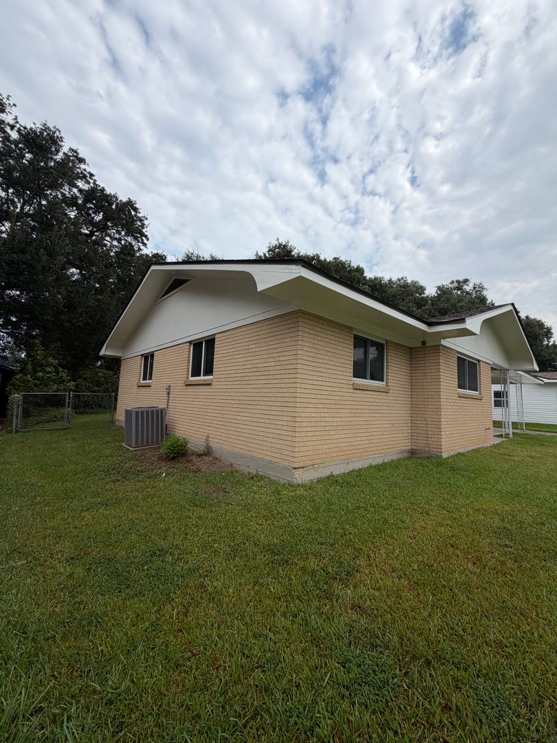 3 Bedroom 1 1 2 Bath Brick Home – photo 3