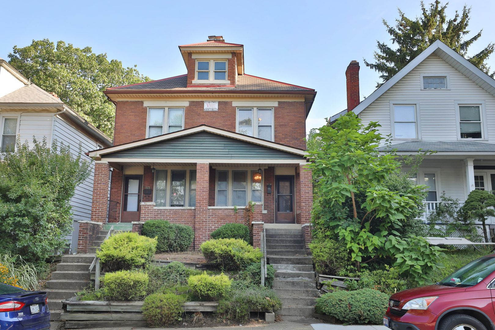 4 Bedroom North Campus Newly Remodeled House with 2 Decks and Patio – photo 1