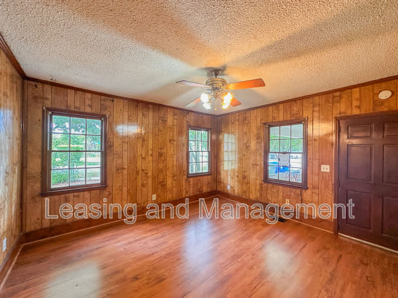 211 W Poplar Street – photo 4