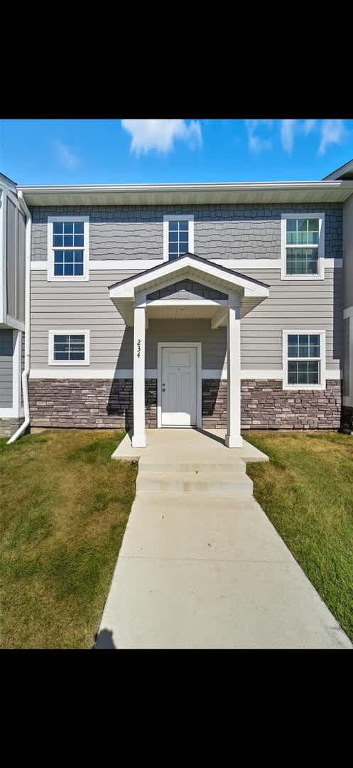 Beautiful 3 Bed, 2.5 Bath Townhome in Waukee! Perfect Location! – photo 1