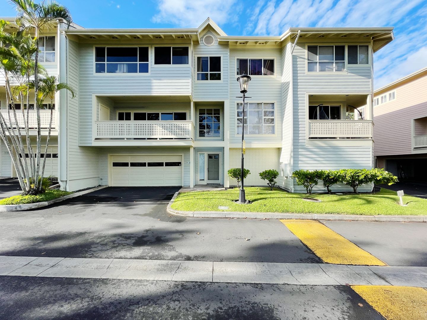 Moanalua Village 3/2.5 Townhouse with 2-Car Garage – photo 1
