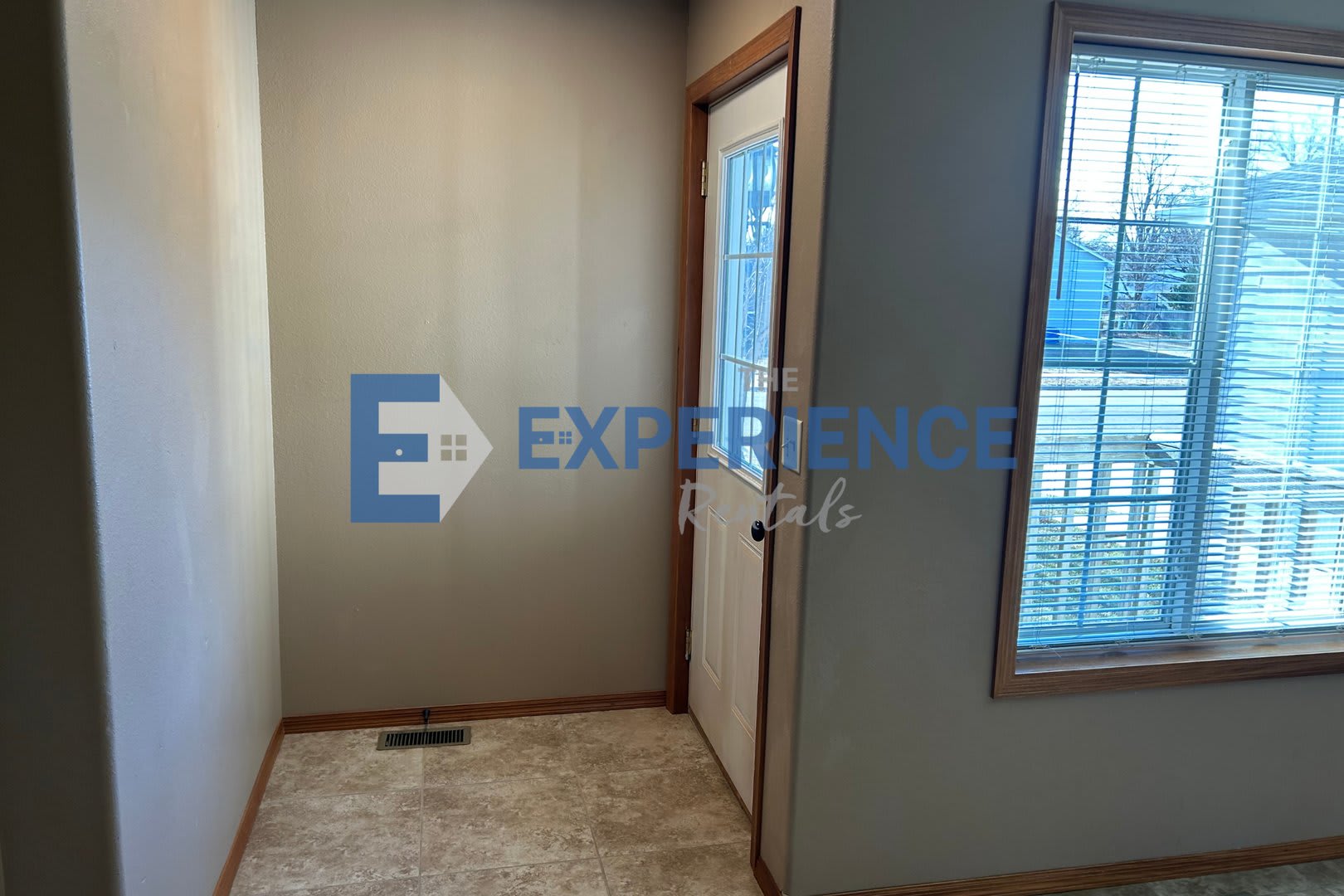 Spacious West Side Gem with Modern Comforts and Endless Possibilities! – photo 4