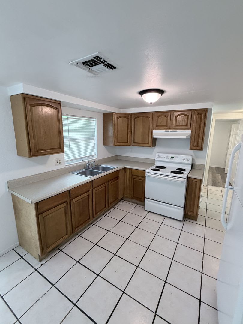 Spacious 3 bedroom / 1 Bath Single Family Home – photo 5