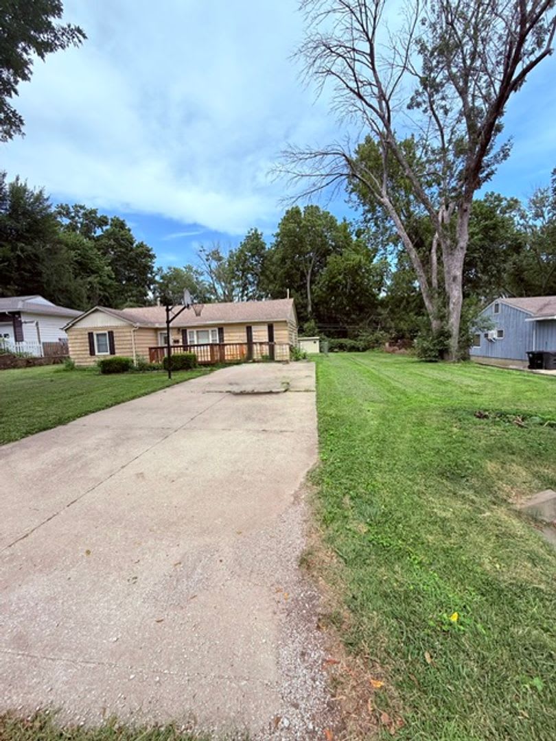 9812 — One-Level Home in Independence with Huge Backyard & Brand-New Carpet – photo 2