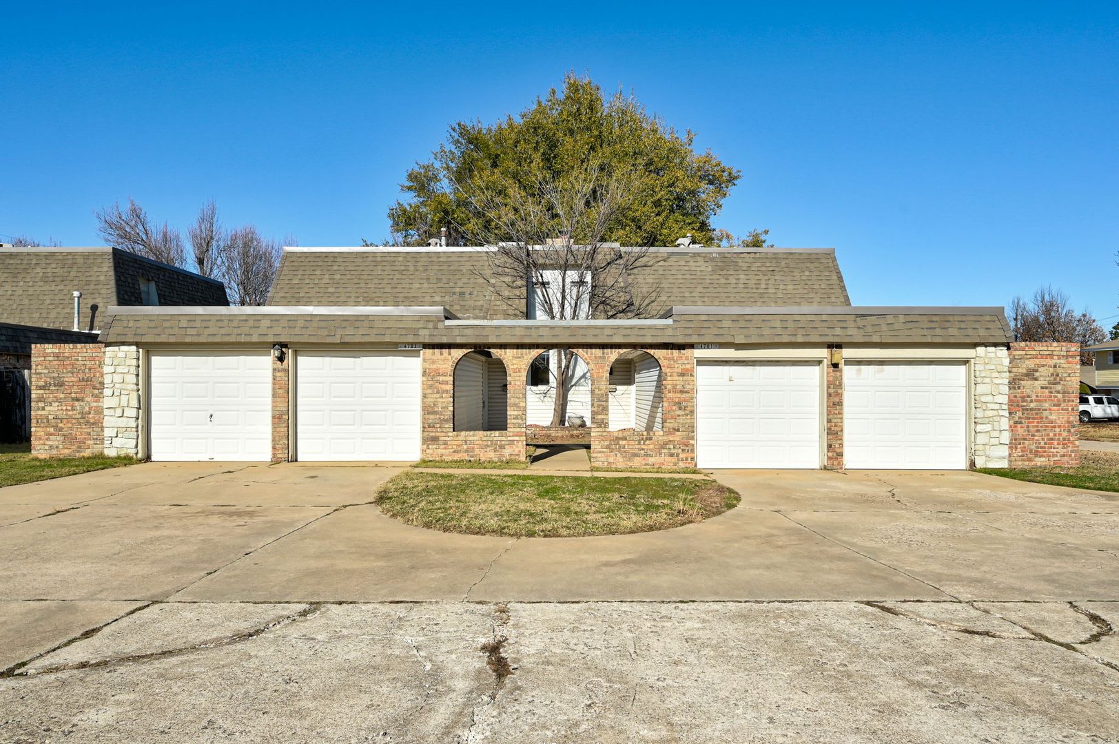 Charming and Spacious 2BD/1.5BTH Duplex Near Lake Hefner – Perfectly Located for Shopping and Dining – photo 1