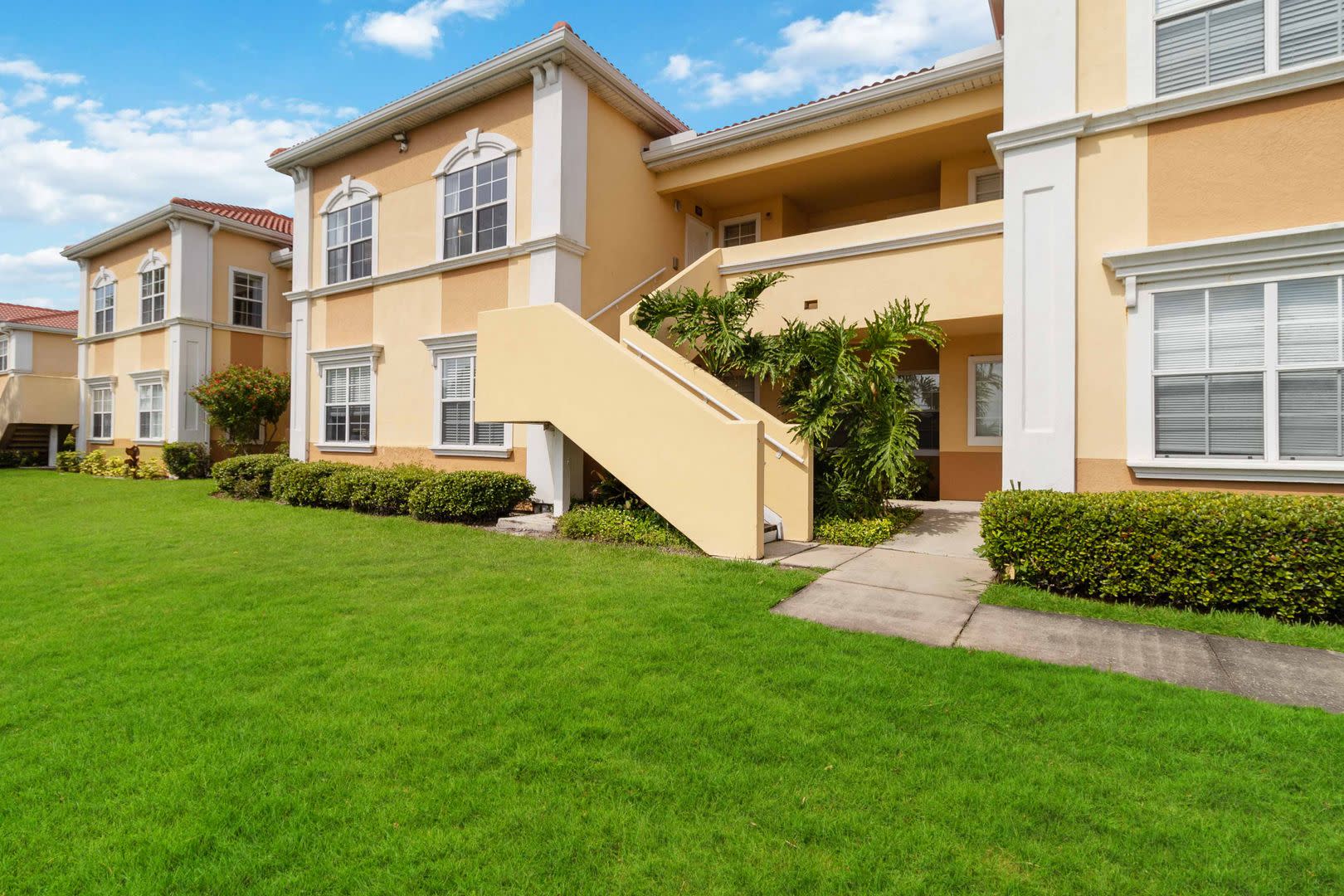 Beautiful furnished 2/2 condo with stunning water view available now for a short-term stay – photo 2
