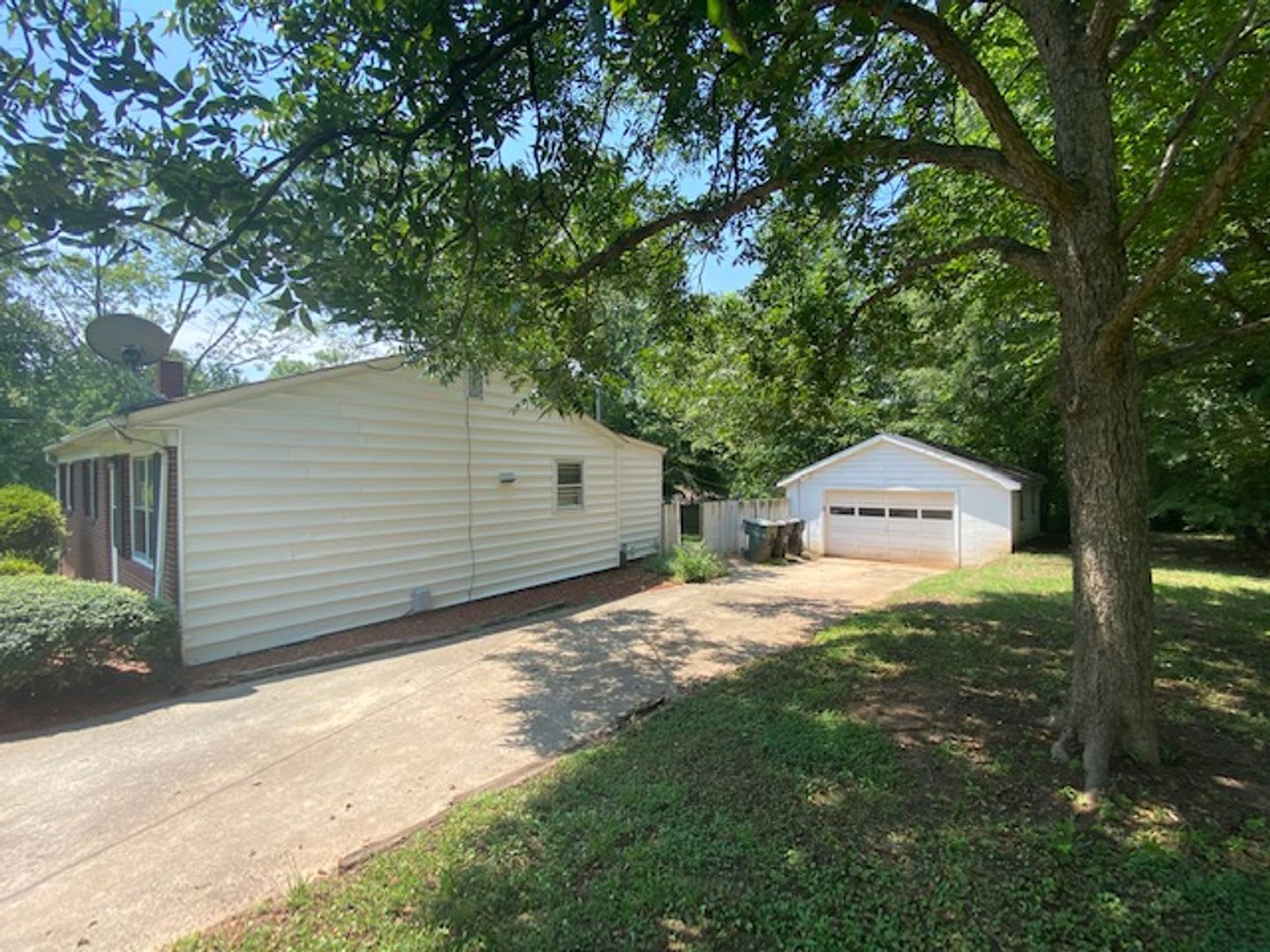 1/2 MO OFF SPECIAL 3 BED, 2 BATH -GARAGE-FENCE -5 MIN TO DOWTOWN CONCORD – photo 2