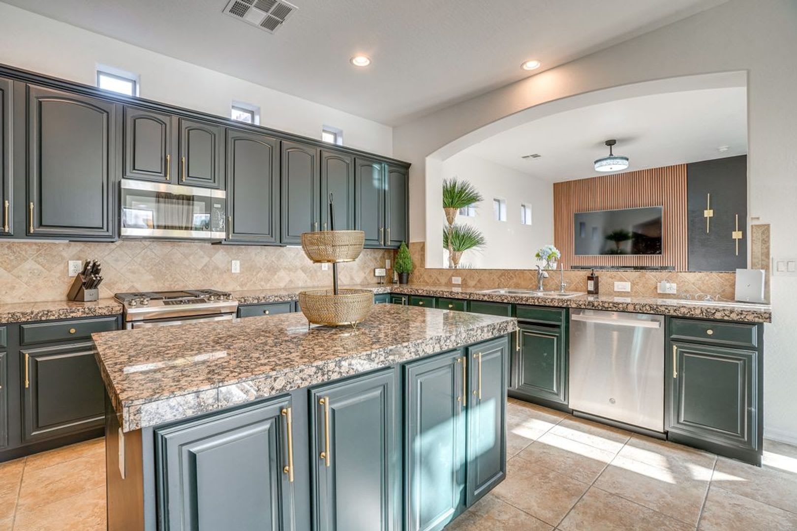 Ideal 3 Br 2.5 Ba 2 Car Garage Home with Near I-10 and Litchfield Rd in Litchfield Park – photo 4