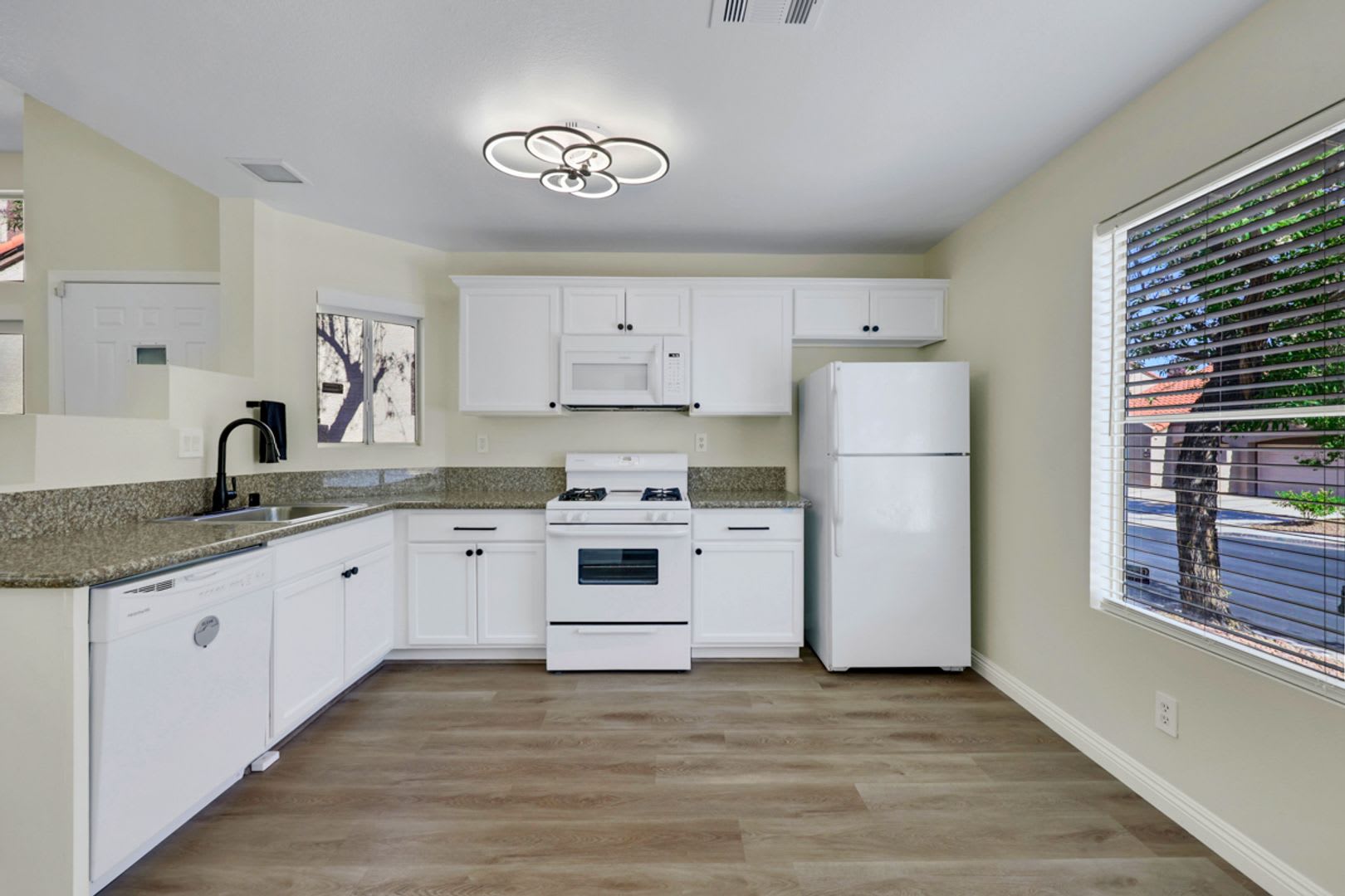 Fully Furnished 2 bedroom Townhome – photo 2