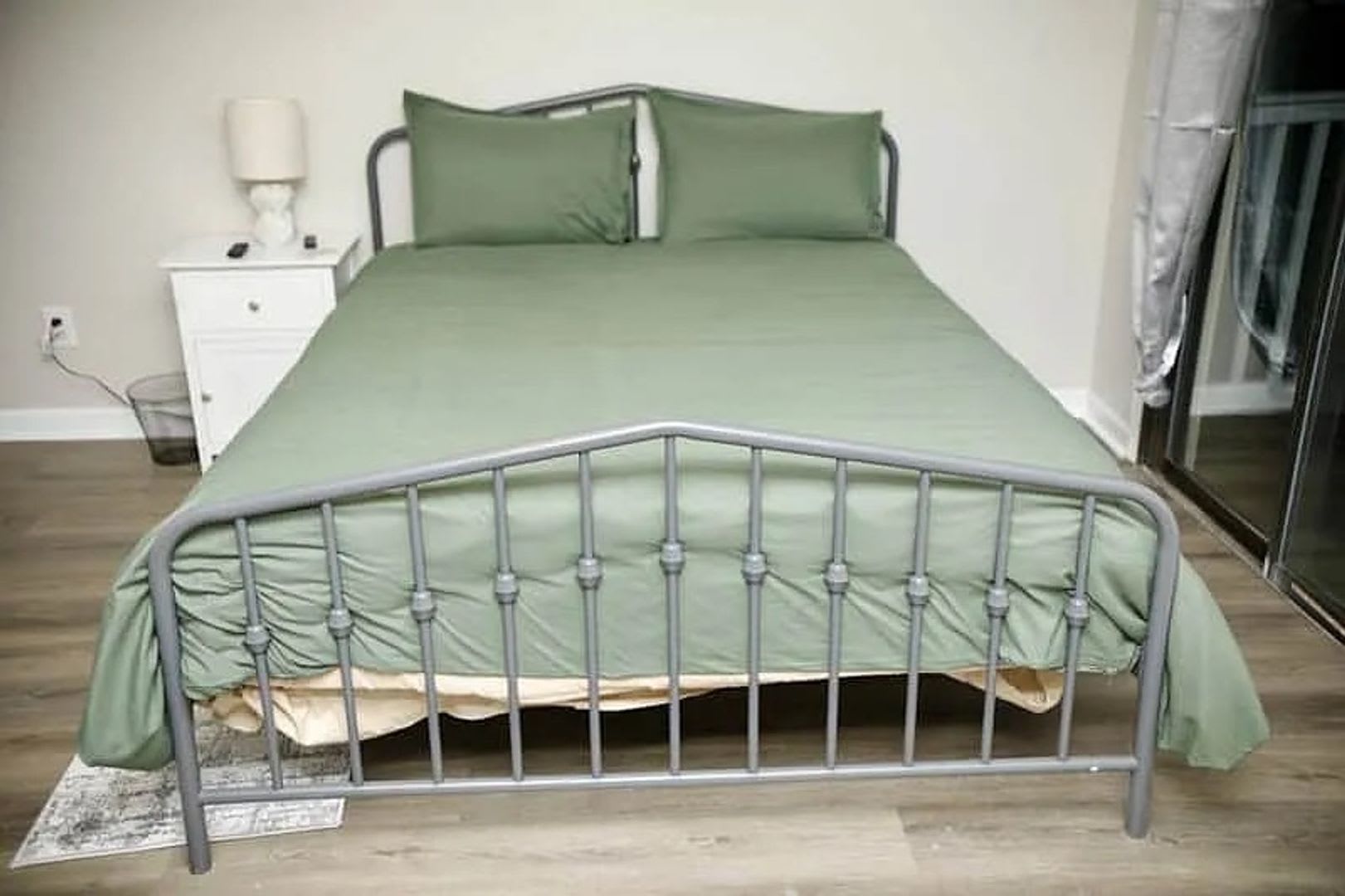 Room in 2 Bedroom Home at Forest View Ave – photo 3