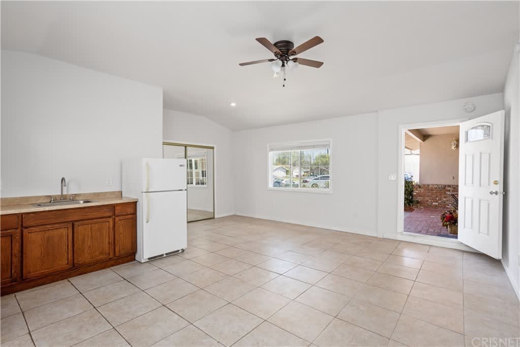 24126 Kittridge St – photo 3