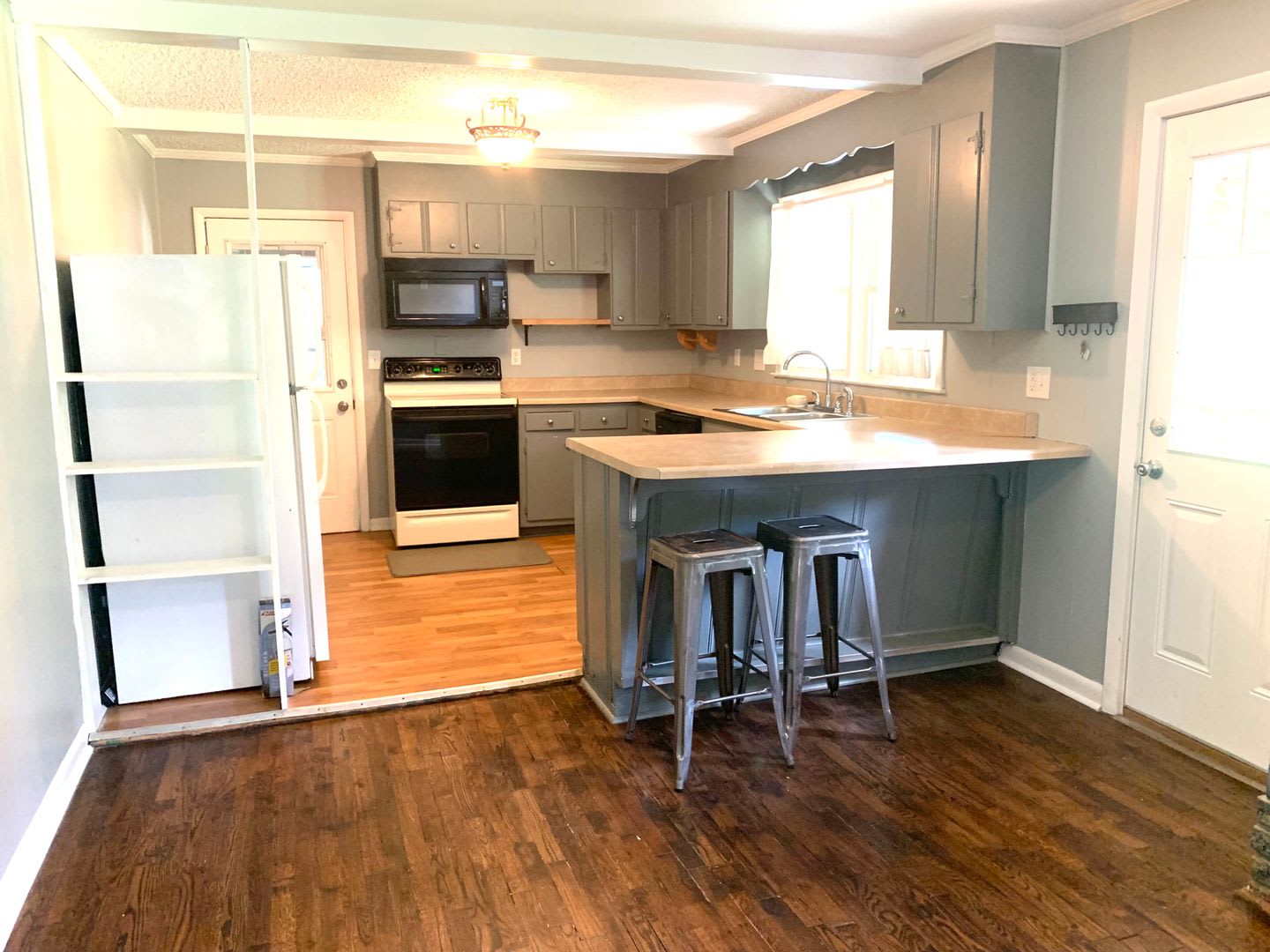 Country feel close to the city? you got it! 3 Bedroom 1 Bath for $1750 – photo 3