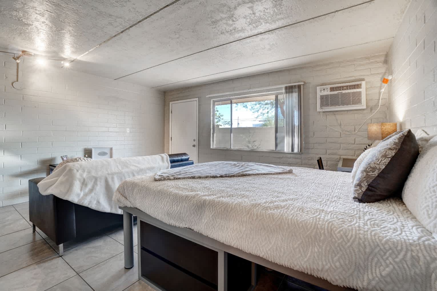 University Manor Apartments – photo 5