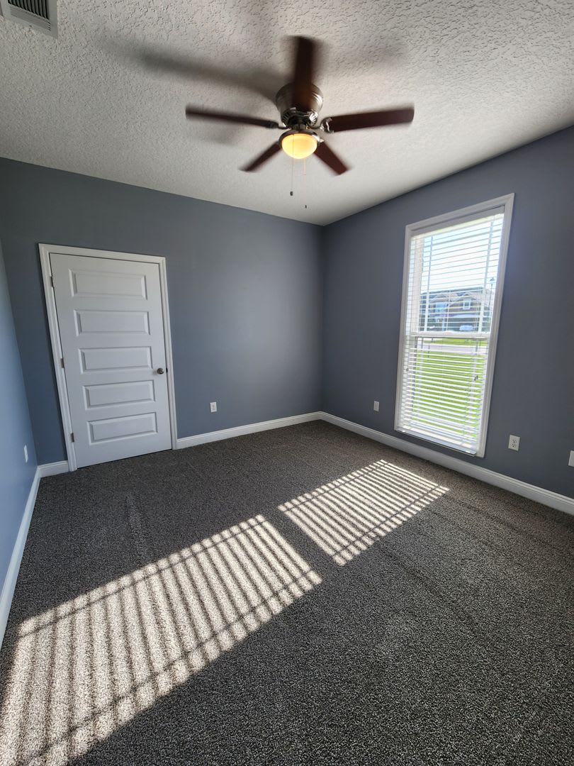 Modern 4Br Home With Screened Porch Granite Kitchen Fenced Backyard – photo 4