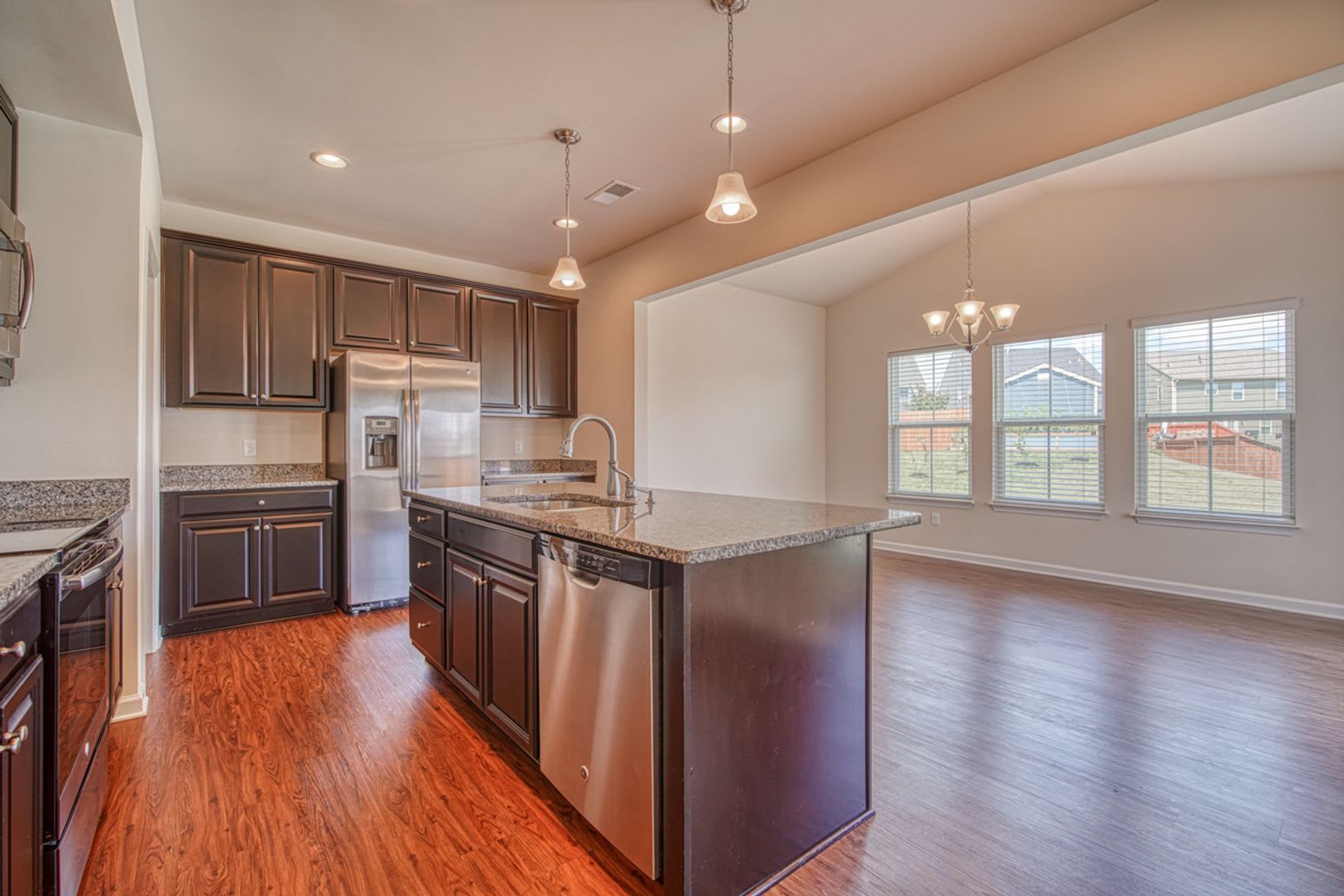 Beautiful 3 bedroom 2.5 bathroom ready for you to call home! – photo 2