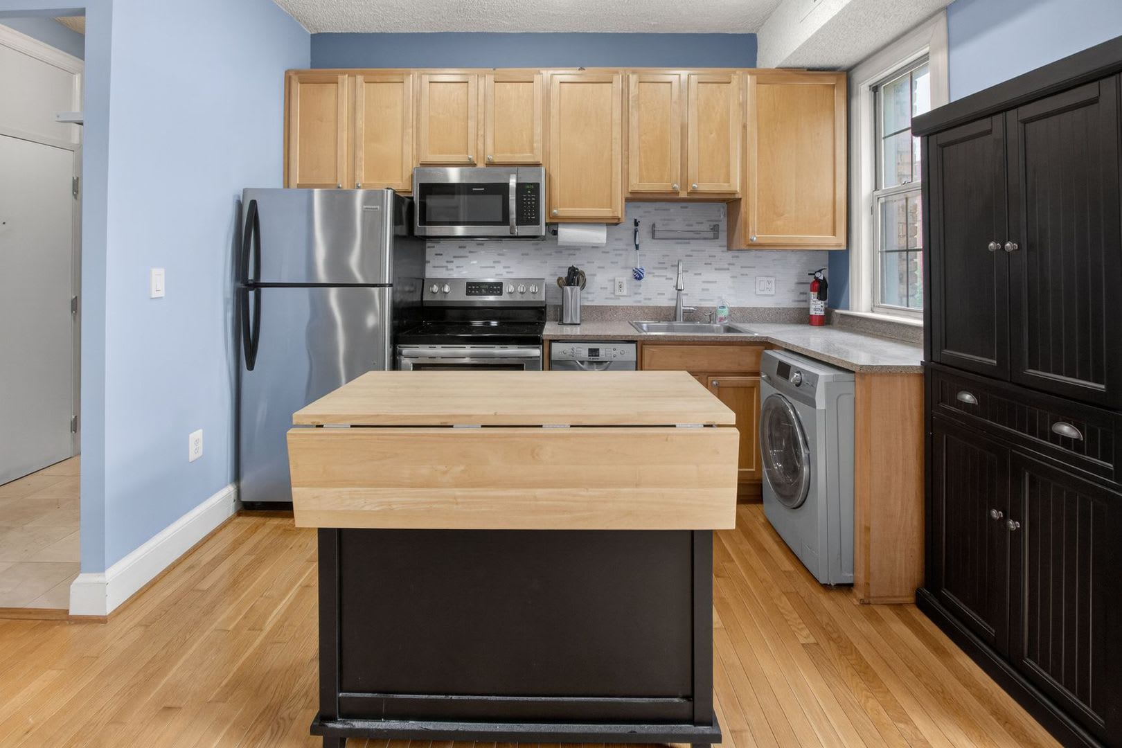 Sunny 1br with Balcony in Columbia Heights! First Month Free! – photo 4
