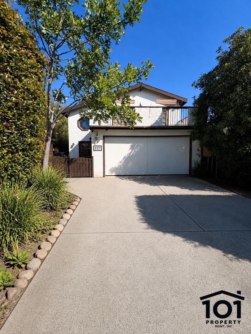 Spacious & Unique Home with Vaulted Ceilings, Private Balcony & Multiple Living Areas – photo 1