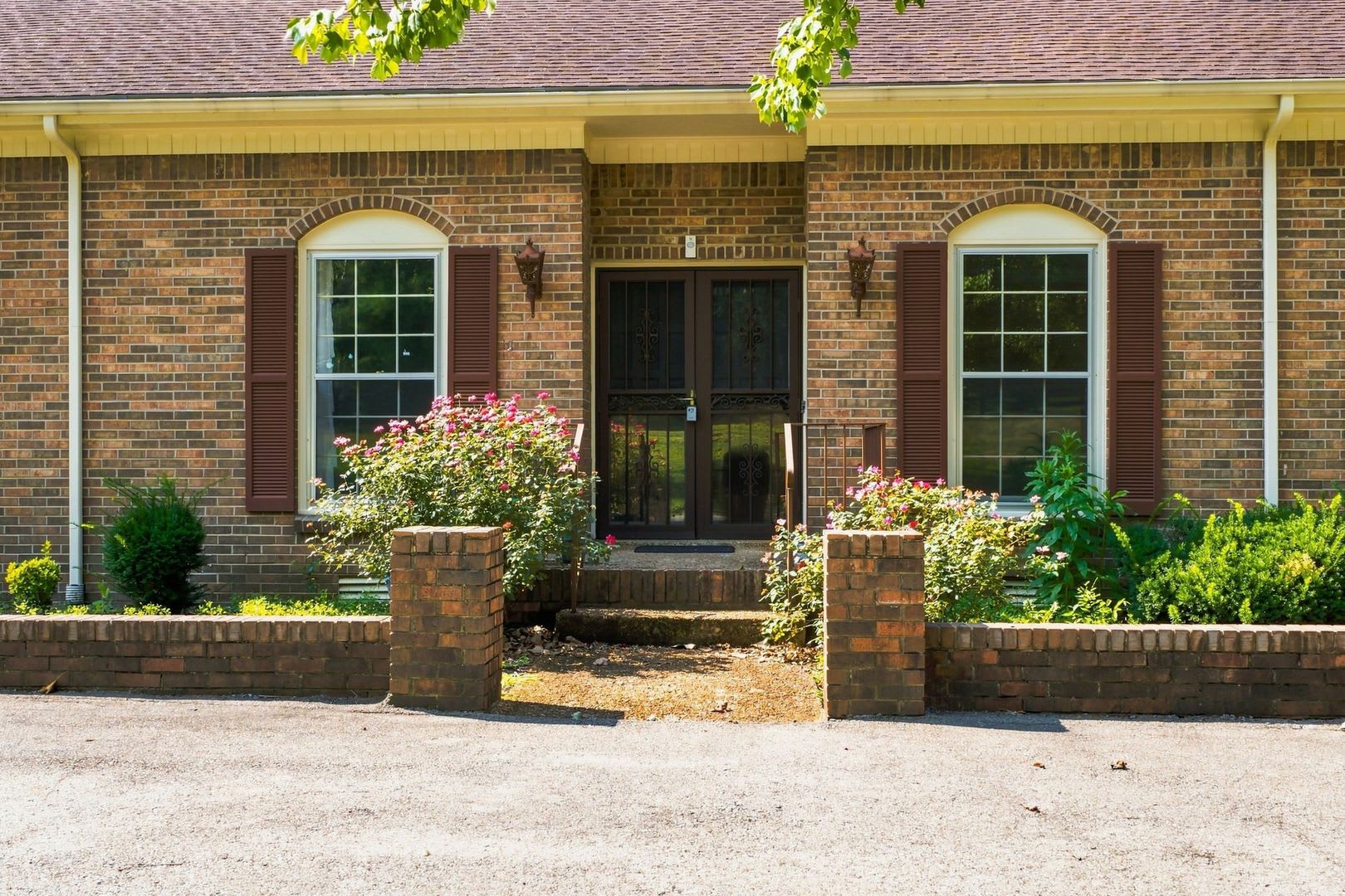 Rare Brentwood Rental Available – photo 1