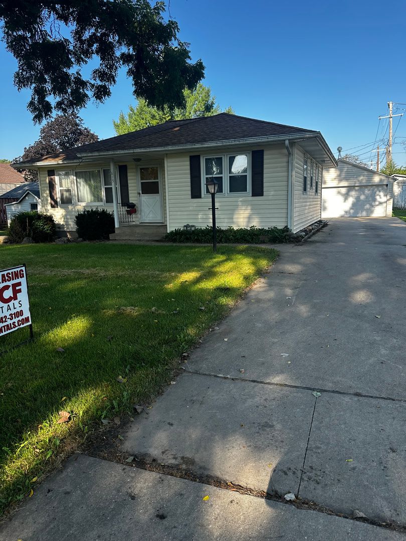 Quality 2 Bedroom 1 Bathroom Home with Garage – photo 1