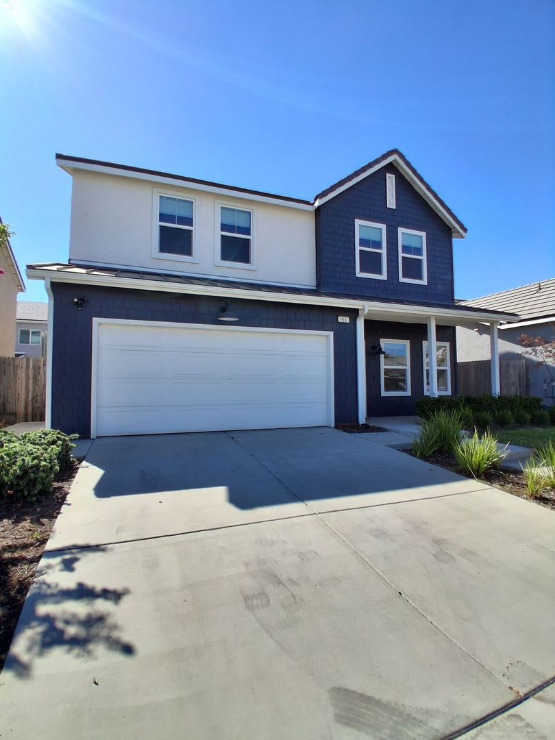Spacious 2-story home: 4 bedrooms and 2.5 bathrooms in Madera, CA! – photo 2