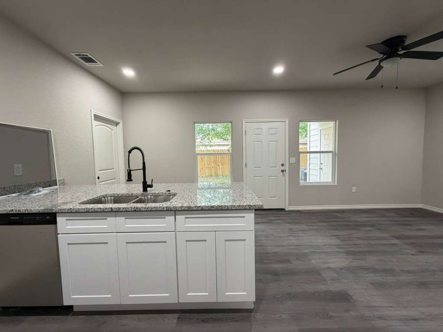 Spacious 2-Story 3BR Apartment Near Shopping, Parks & Major Highways in San Antonio – photo 5