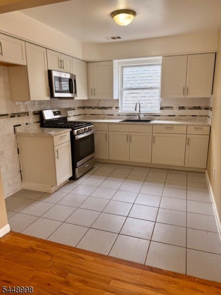 1073 Bond St – photo 4
