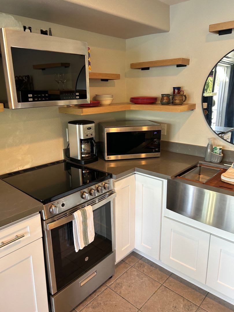 Studio Apartment Fully Furnished Lake Access No Washer And Dryer Four Floors Down Walk Way Square Footage 550 Utilities Included – photo 3