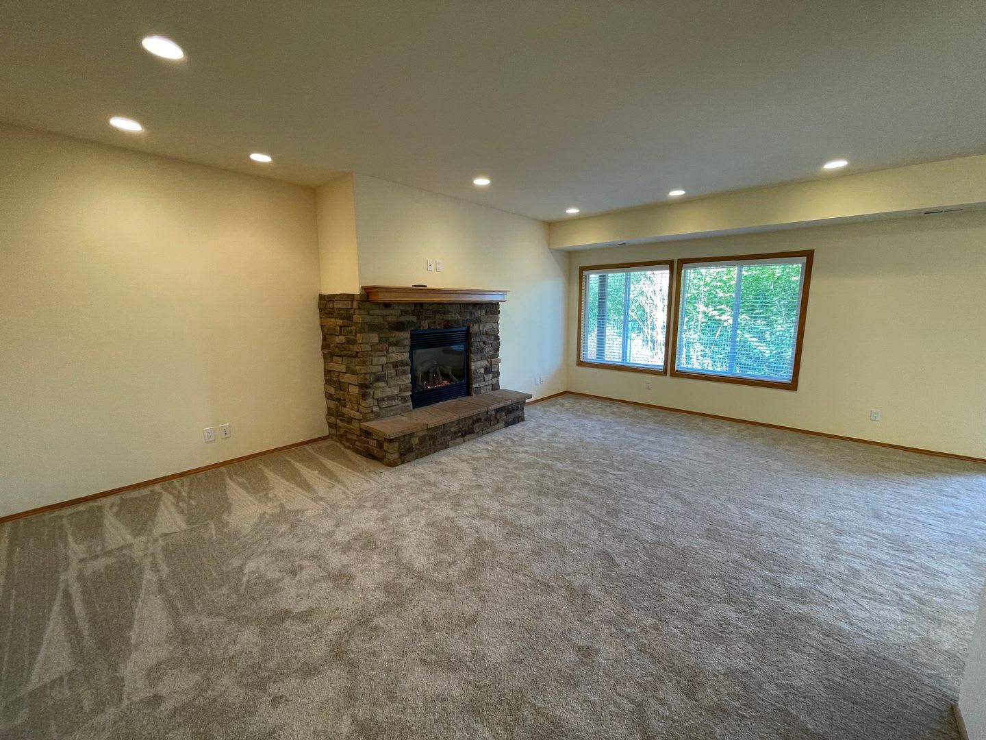 Spacious and Updated 2 Bedroom plus den Apartment – photo 4