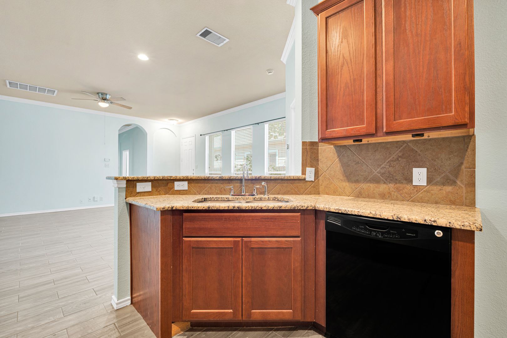 Beautiful 3 Bedroom Townhome Available For Rent For Asap Move In Medical Center Area – photo 5