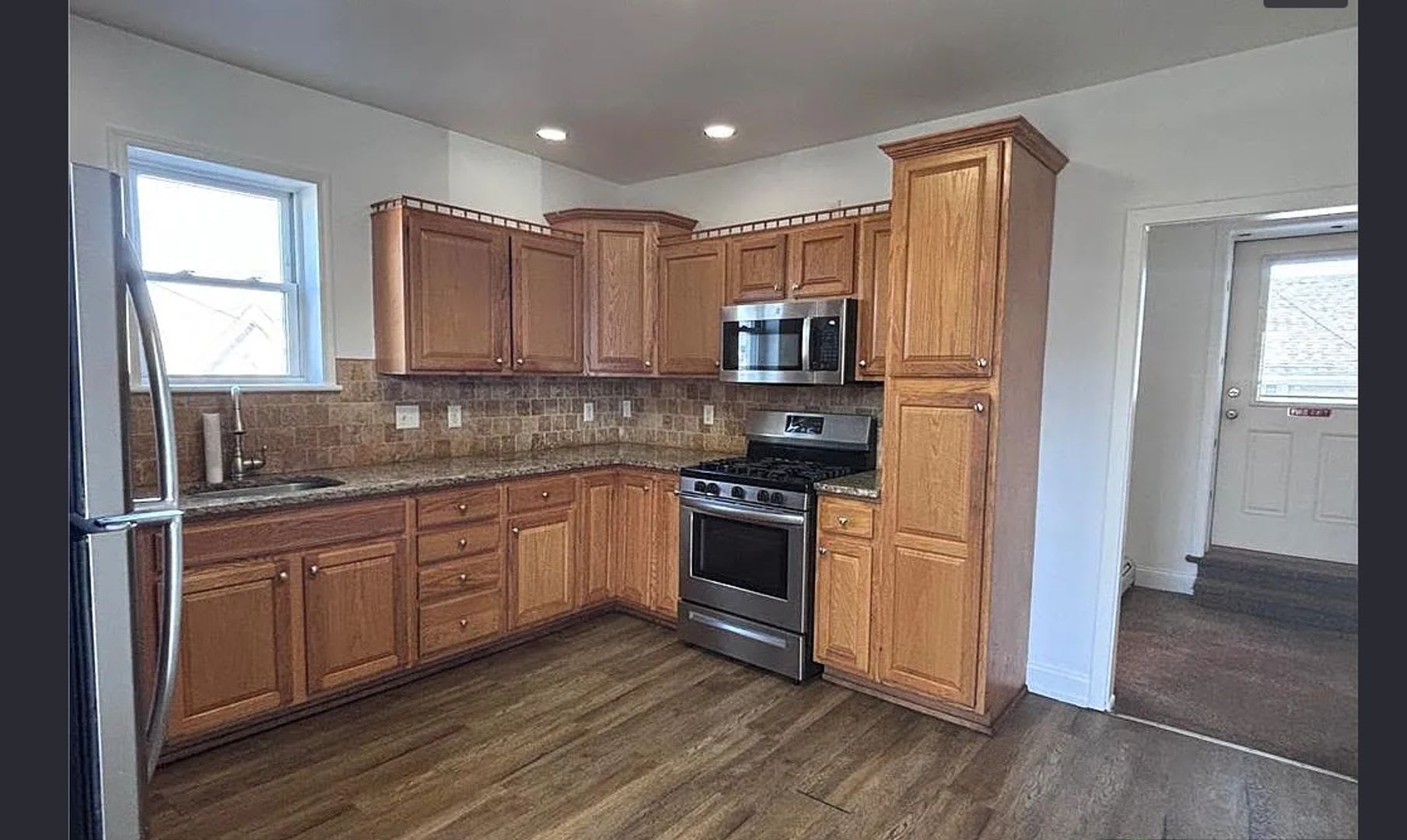 Spacious 3 Bedroom Apartment With Parking Limited Time Offer – photo 2