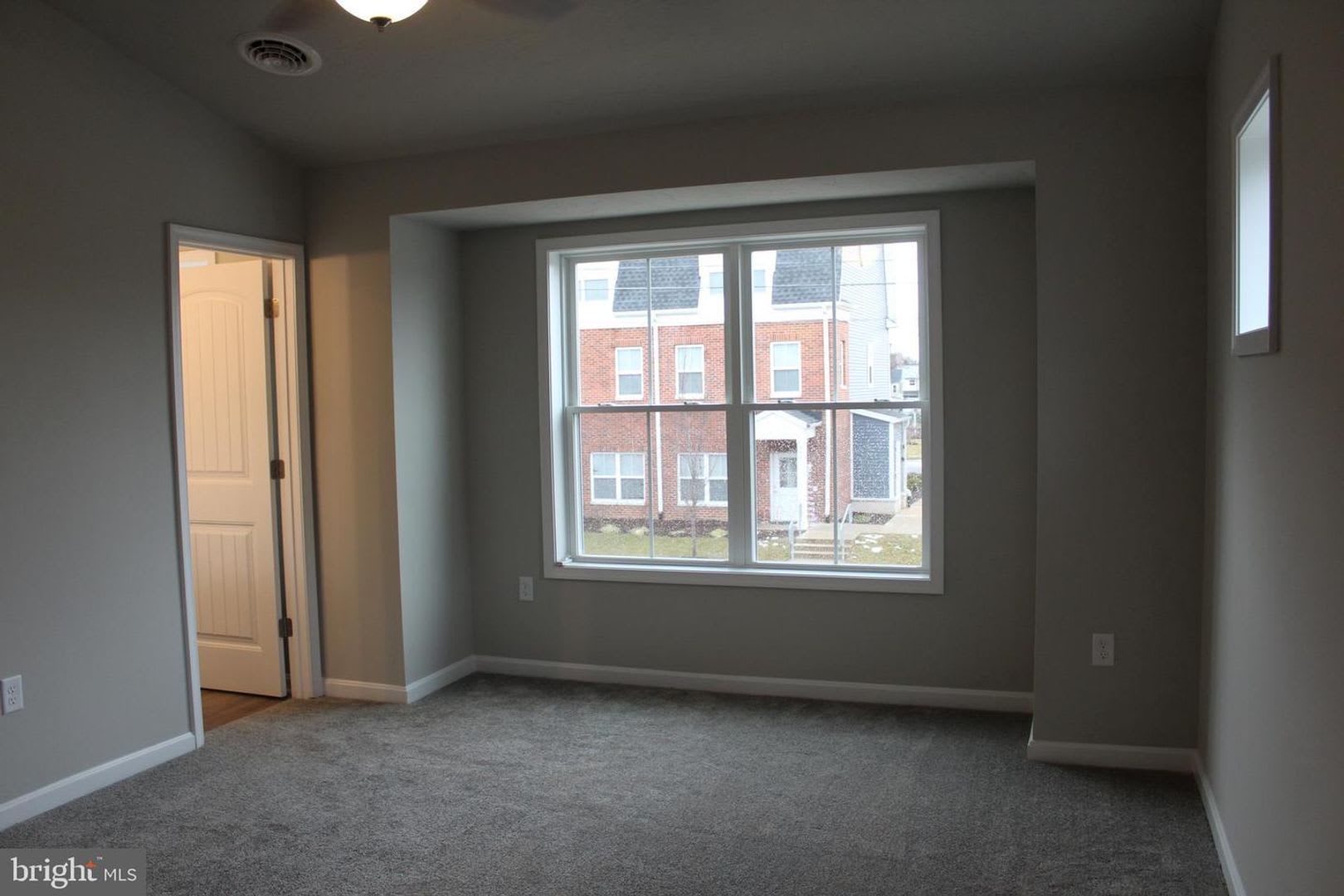 Stunning 3-bedroom townhouse in prime location! – photo 4