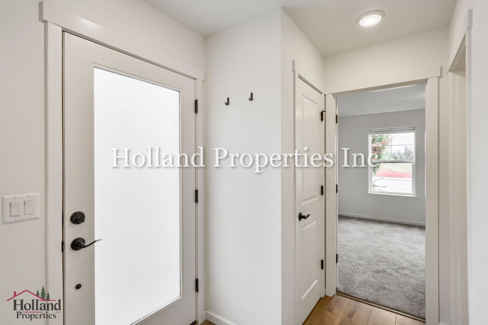 Stylish 2-Bedroom Home with Modern Finishes in Prime Hillsboro Location – photo 3