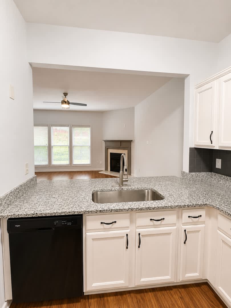 Exceptional South Forsyth Townhome with Rare Split-Bedroom Layout – photo 4