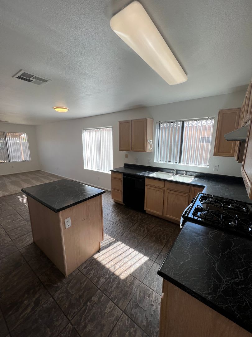 SPACE GALORE! 4 Bed/3 Bath w/Loft in Great Glendale Location – photo 2