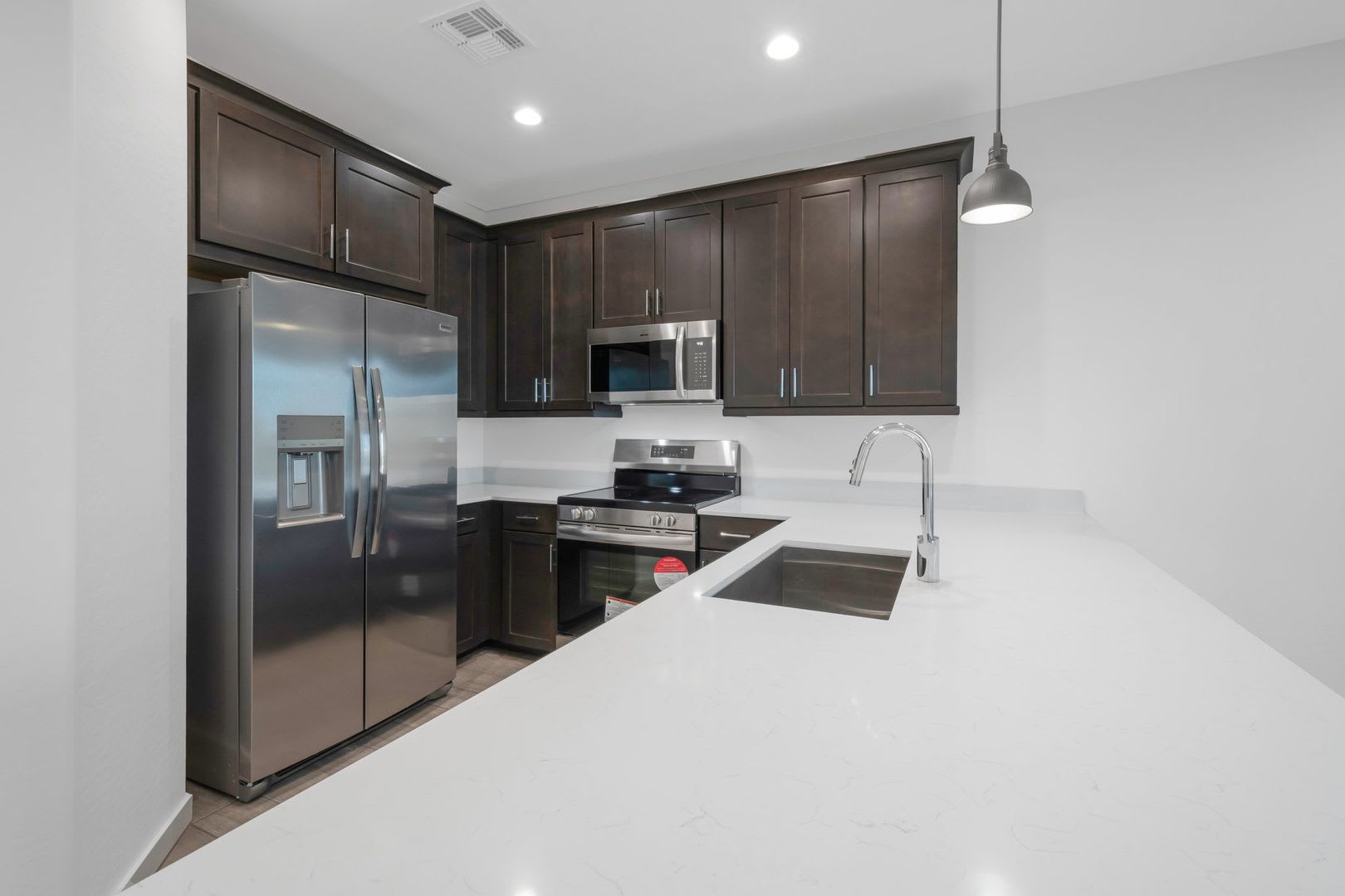 Like New Luxurious Modern 3 Bedroom 2 Bath Townhome in Warner Meadows – photo 2