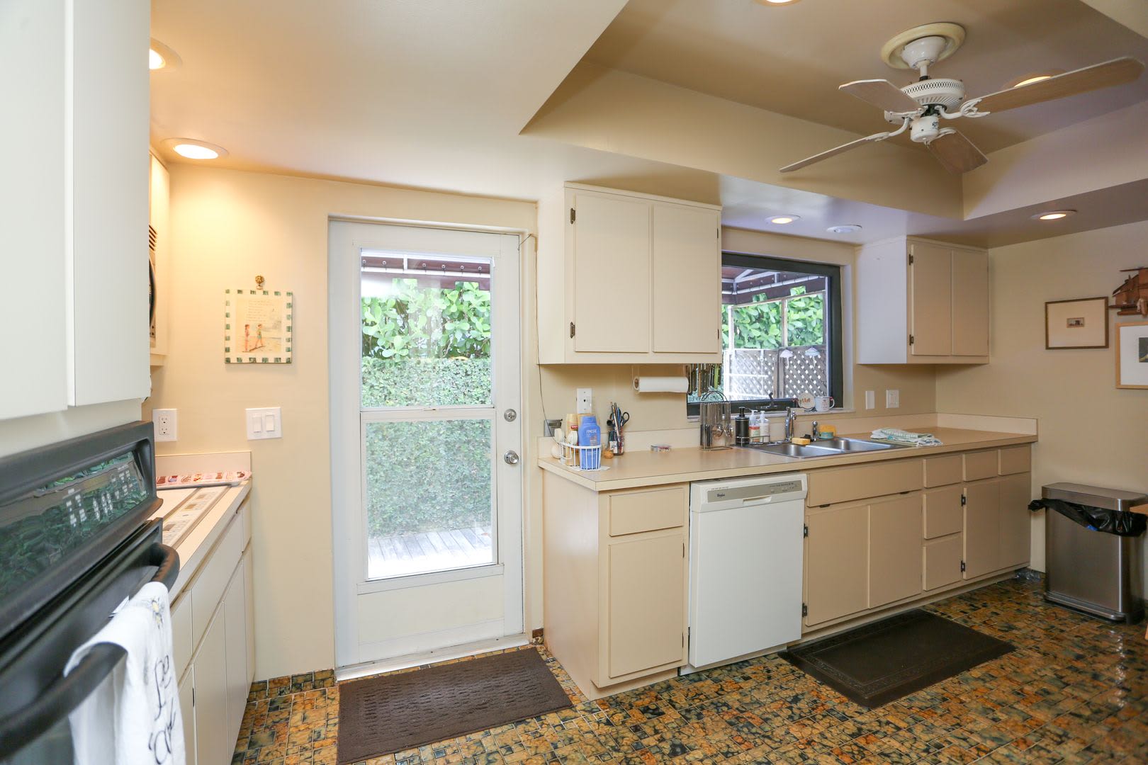 Dog Pet Friendly New Photos Uploaded Brand New Landscaping Package Brand New Exterior Uplightng Installed And Pavers Fully Furnished Olde Naples Walk To The Beach Downtown Naples Amazing Location – photo 3