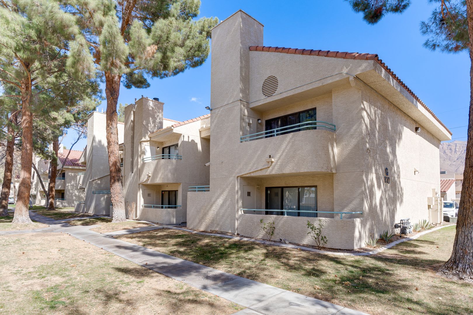 Charming Upstairs Condo With Dual Balconies Spacious Layout – photo 3