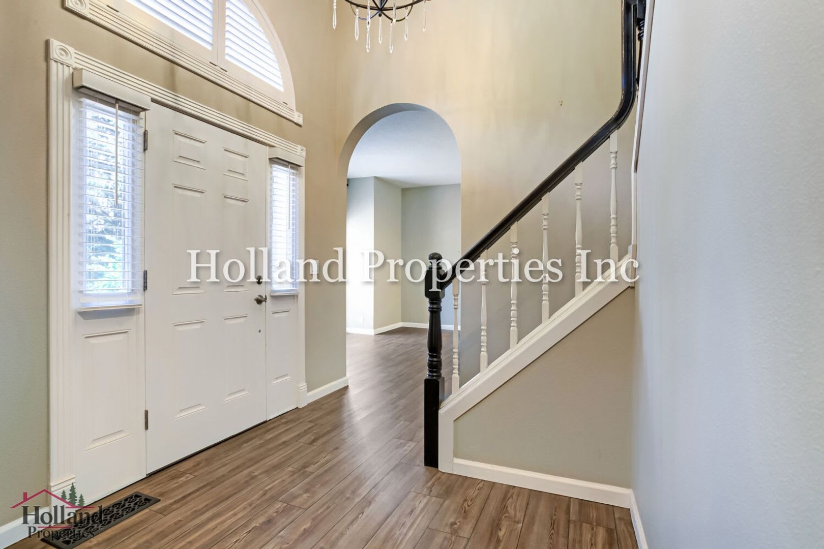 Spacious 4Br Beaverton Home With Fireplace Fenced Yard Green Space Views – photo 4