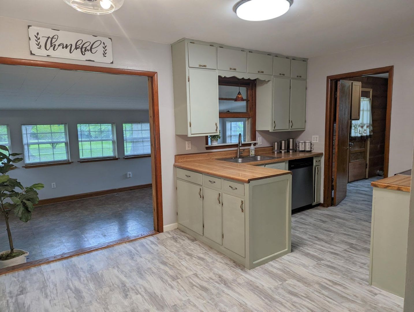 Charming 3 Bed, 2 Bath Home in Southeast Springfield – $1,595/Month – photo 4